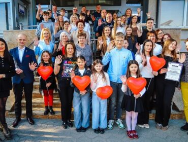 Wyjątkowi goście odwiedzili Starostwo Powiatowe w Płocku. Czekał na nich wspaniały tort, koncert i piękne słowa… [FOTO]