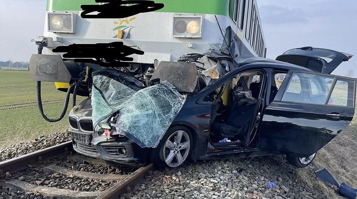 Śmiertelny wypadek w Ogorzelicach w gm. Stara Biała (pow. płocki). Zderzenie szynobusa z BMW