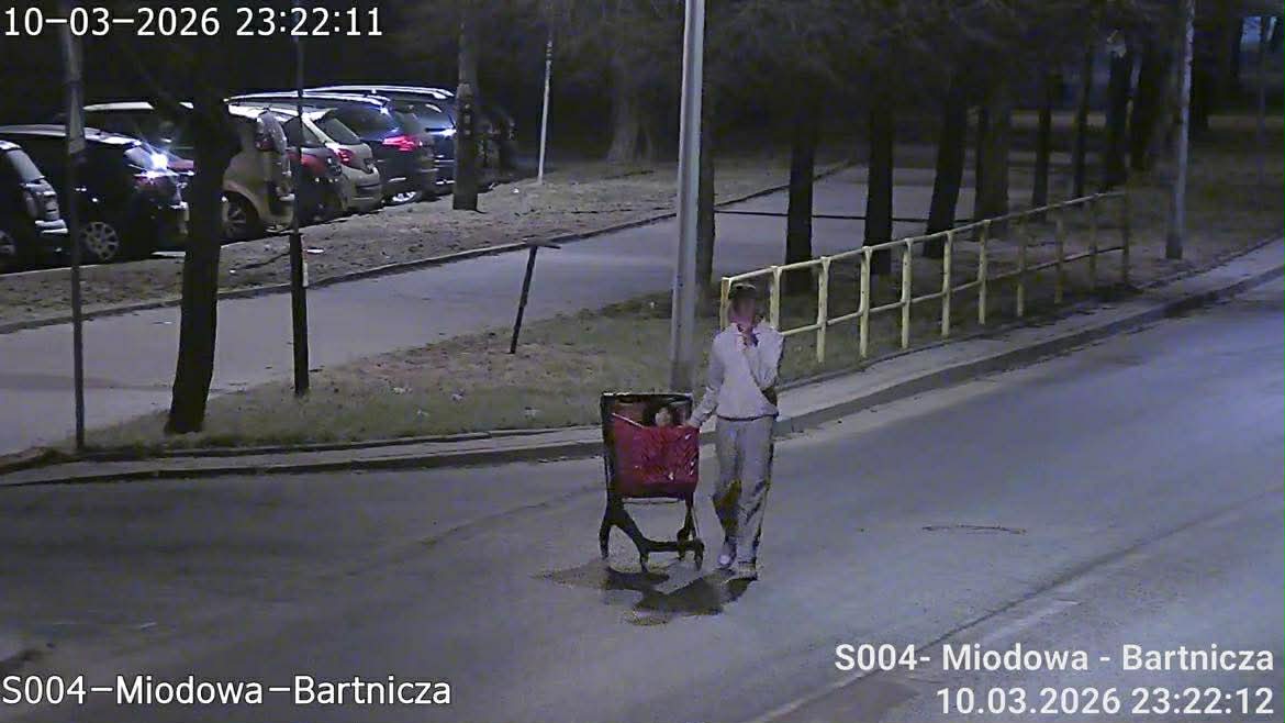 Przejażdżka w sklepowym koszyku po ulicach Płocka. Za 'sterami’ 17-latek, w koszyku… 21-letnia koleżanka [FOTO]