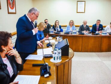 Nowe chodniki, trasa rowerowa oraz drogi. Na sesji Rady Powiatu Płockiego padły nazwy miejscowości, w których powstaną