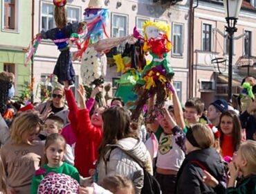 Radosny i barwny korowód przejdzie ulicami Płocka. Marzanny popłyną z nurtem Wisły, a potem już… wiosna