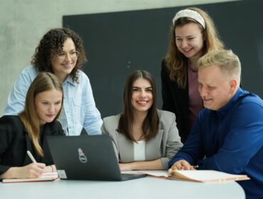 Ruszył nabór do programu stażowego „Kierunek Orlen” oraz „Programu płatnych praktyk”. Publikujemy przydatne linki