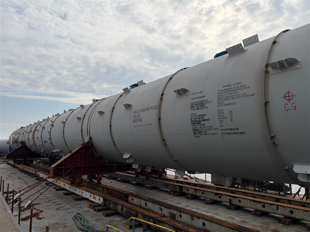 Dwie, ogromne kolumny dopłynęły do Płocka. Jedna z nich ma 89,5 metra, waży 555 ton i jest ciekawostką w skali kraju