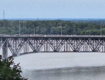 Mężczyzna skoczył z płockiego mostu. Trwa akcja służb ratunkowych