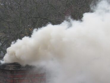 Smog nad Płockiem, i nie tylko. Odłóżcie spacery na inny dzień. Ostrzeżenie dla kilku grup mieszkańców