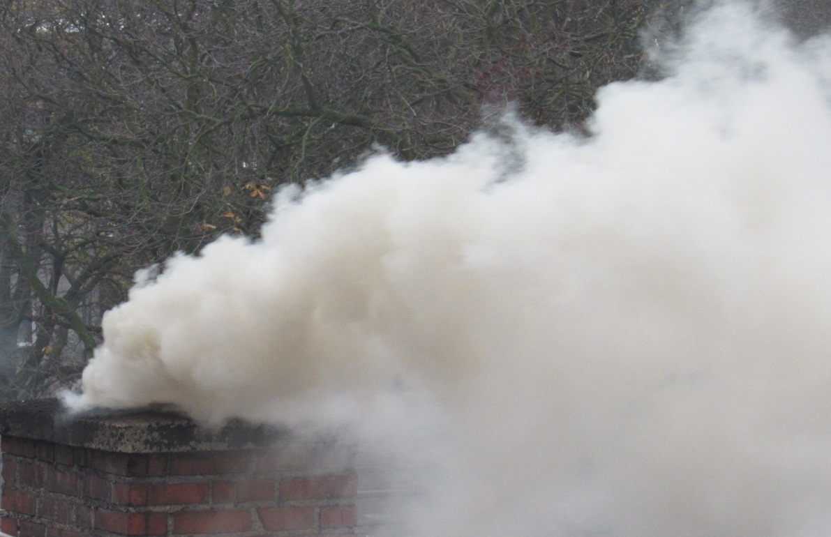 Smog nad Płockiem, i nie tylko. Odłóżcie spacery na inny dzień. Ostrzeżenie dla kilku grup mieszkańców