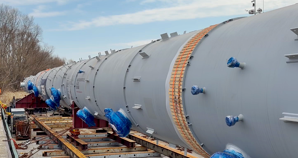 Gigantyczna kolumna przejedzie ulicami Płocka. Transport z nabrzeża do Orlenu potrwa całą noc