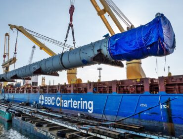 Dwie ogromne kolumny przypłynęły do Gdańska – elementy instalacji „Nowa Chemia”. Kiedy wyruszą do Płocka? [FILM]