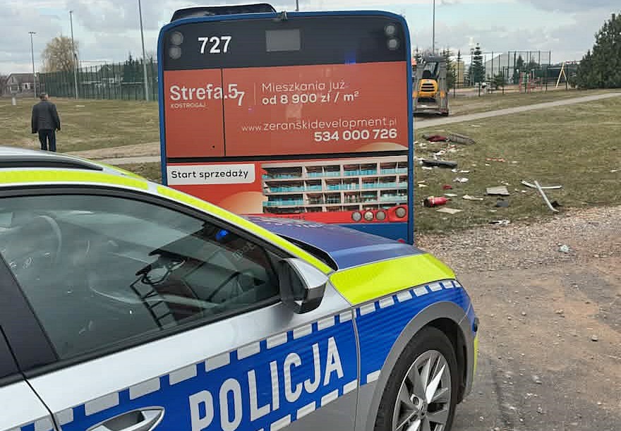 Zderzenie autobusu z samochodem osobowym w gm. Słupno. Sześć osób w szpitalu. Droga zablokowana!
