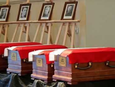 Spoczęli we wspólnej mogile w Zagrobie w powiecie płockim. Po ponad 80 latach od śmierci… [FOTO]