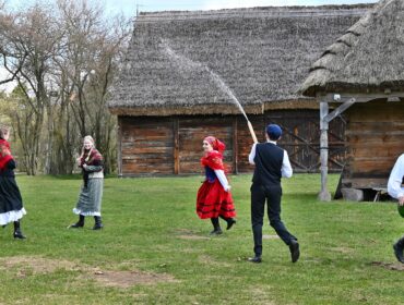 Kapryśna pogoda nie zniechęciła wielbicieli tradycji. W sierpeckim skansenie lała się woda, kogutek też 'przeszedł’ przez wieś… [FOTO]