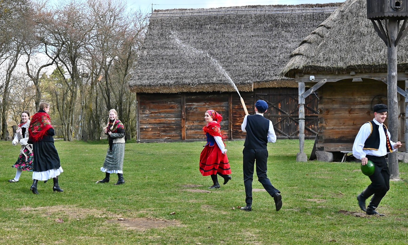 Kapryśna pogoda nie zniechęciła wielbicieli tradycji. W sierpeckim skansenie lała się woda, kogutek też 'przeszedł’ przez wieś… [FOTO]