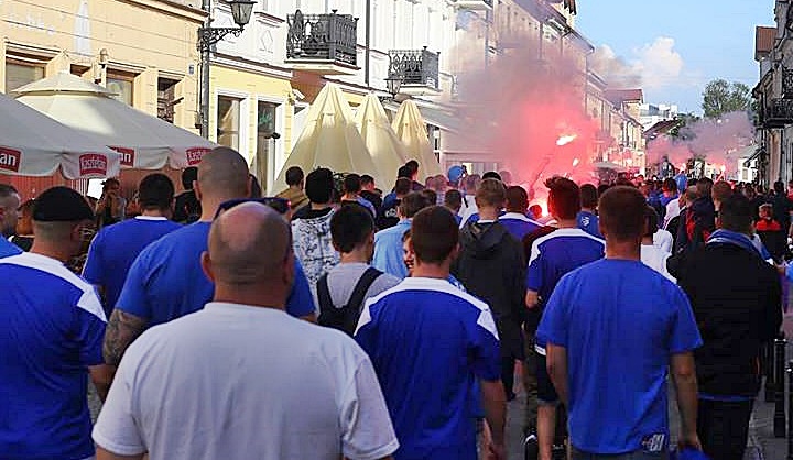Kibice przejdą ulicami Płocka. Utrudnienia w ruchu. Policja apeluje do mieszkańców!