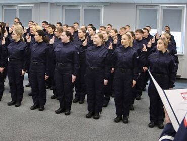 Ponad sto osób zasiliło szeregi mazowieckiej policji. Trafią do 14 jednostek, w tym do Płocka [FOTO]