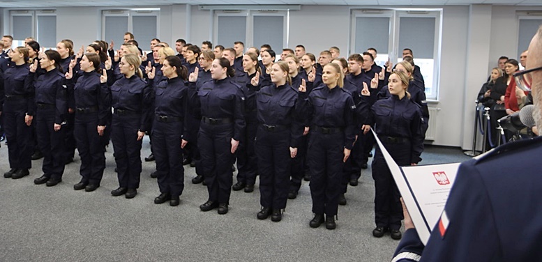 Ponad sto osób zasiliło szeregi mazowieckiej policji. Trafią do 14 jednostek, w tym do Płocka [FOTO]