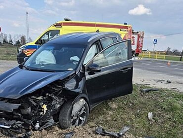 Wypadek w Rogozinie w gm. Radzanowo. Znów pijany za kierownicą. Trzy osoby trafiły do szpitala