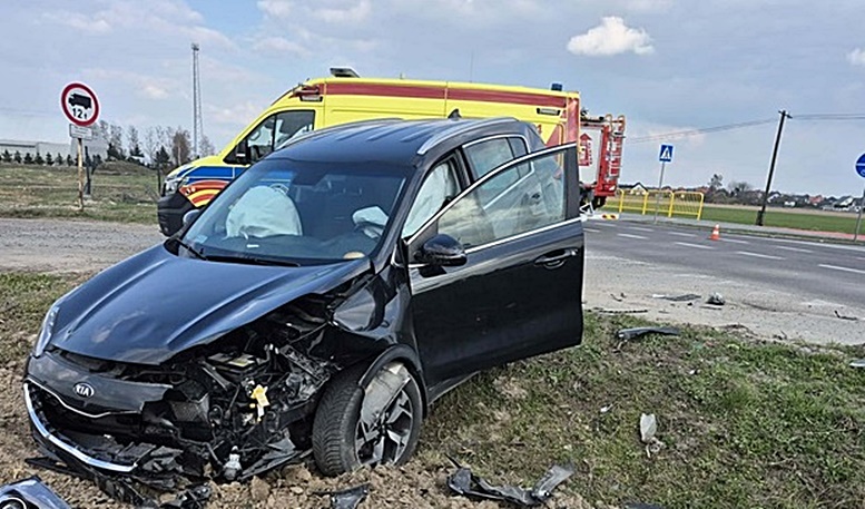 Wypadek w Rogozinie w gm. Radzanowo. Znów pijany za kierownicą. Trzy osoby trafiły do szpitala