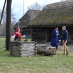 Kapryśna pogoda nie zniechęciła wielbicieli tradycji. W sierpeckim skansenie lała się woda, kogutek też 'przeszedł’ przez wieś… [FOTO]