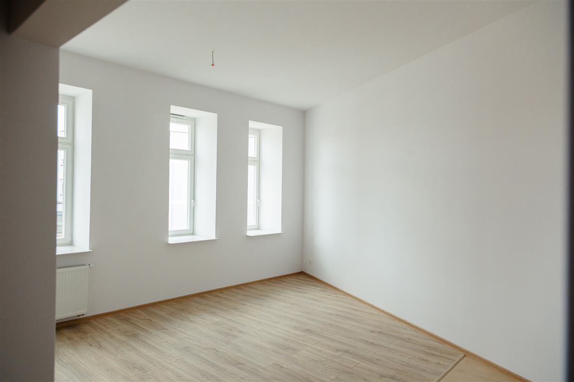 Klucze do mieszkań w zabytkowej kamienicy w Płocku rozdane. Zamieszka w niej jedenaście rodzin [FOTO]