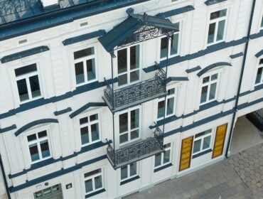 Klucze do mieszkań w zabytkowej kamienicy w Płocku rozdane. Zamieszka w niej jedenaście rodzin [FOTO]