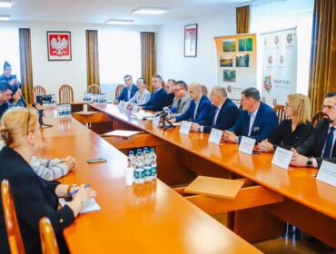 Chodniki, ścieżki rowerowe… Pięknieje nam ten powiat płocki, oj pięknieje. Kolejne umowy podpisane [FOTO]