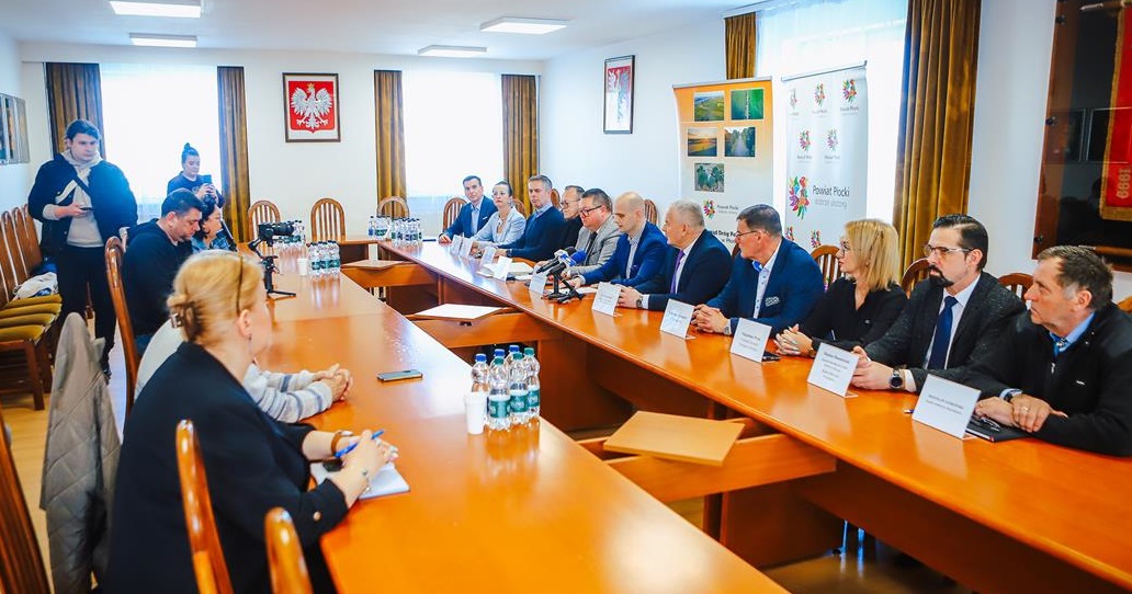 Chodniki, ścieżki rowerowe… Pięknieje nam ten powiat płocki, oj pięknieje. Kolejne umowy podpisane [FOTO]