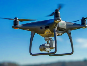 Wleciał dronem nad zakład produkcyjny Orlenu. Natychmiastowa reakcja służb. 14-latka zatrzymała policja