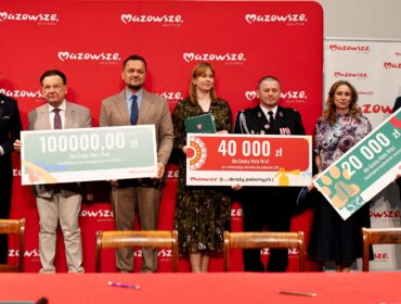 Autobusy szkolne, wozy strażackie, przebudowy dróg… Wsparcie Mazowsza dla gmin. Kto, na co i ile otrzymał?