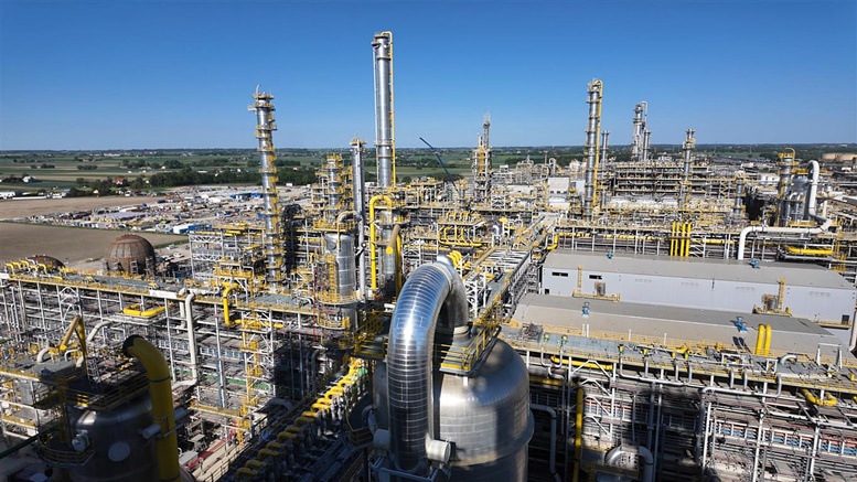 Tysiące kilometrów rur, miliony ton betonu, 34 narodowości. I nie chodzi o wieżę Babel, a… Nową Chemię w Płocku [FOTO]