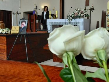 Białe róże i łzy żegnały Piotra Augustyniaka. Jego prochy spoczęły na cmentarzu komunalnym w Płocku [FOTO]