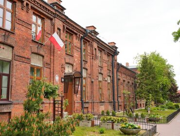 Ceglana elewacja zabytkowej płockiej szkoły przejdzie remont. Znikną uszkodzone cegły, gzymsy i pęknięcia [FOTO]