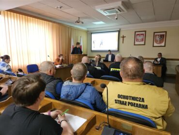Owocne spotkanie strażaków z ziemi płockiej z przedstawicielami Fundacji Orlen i starostą. Trwa nabór wniosków do programu „Orlen na straży”