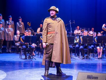 ’Tę piosenkę, tę jedyną’… Pamięć wciąż żywa. Rewelacyjny koncert w Płocku, a w Warszawie odsłonięcie ważnej tablicy [FOTO]