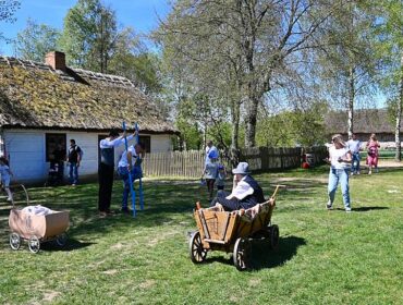 Szaleństwo majowego weekendu w sierpeckim skansenie. Wielbicieli mazowieckiej wsi nie brakuje [FOTO]