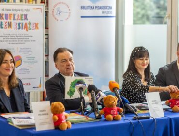 Kuferki wypełnione wiedzą i mądrością dla maluchów w Płocku i powiecie płockim. Cenny dar od samorządu Mazowsza