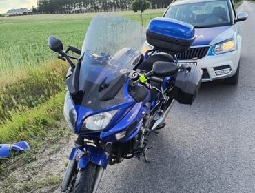 Wypadek z udziałem motocyklisty w powiecie płockim. 48-latek trafił do szpitala. Policja apeluje!