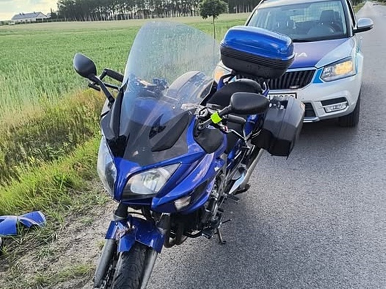 Wypadek z udziałem motocyklisty w powiecie płockim. 48-latek trafił do szpitala. Policja apeluje!