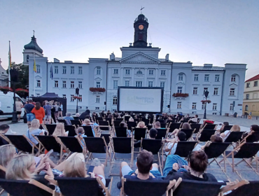 Pokazy filmowe pod chmurką, a dokładnie na Starym Rynku. W każdą środę Płockie Kino Letnie