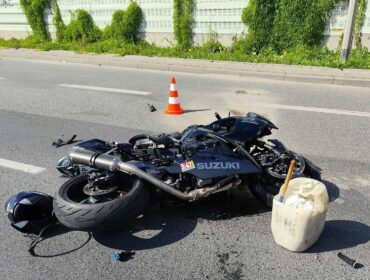 Groźny wypadek z udziałem motocyklisty w Płocku. 21-latek trafił do szpitala