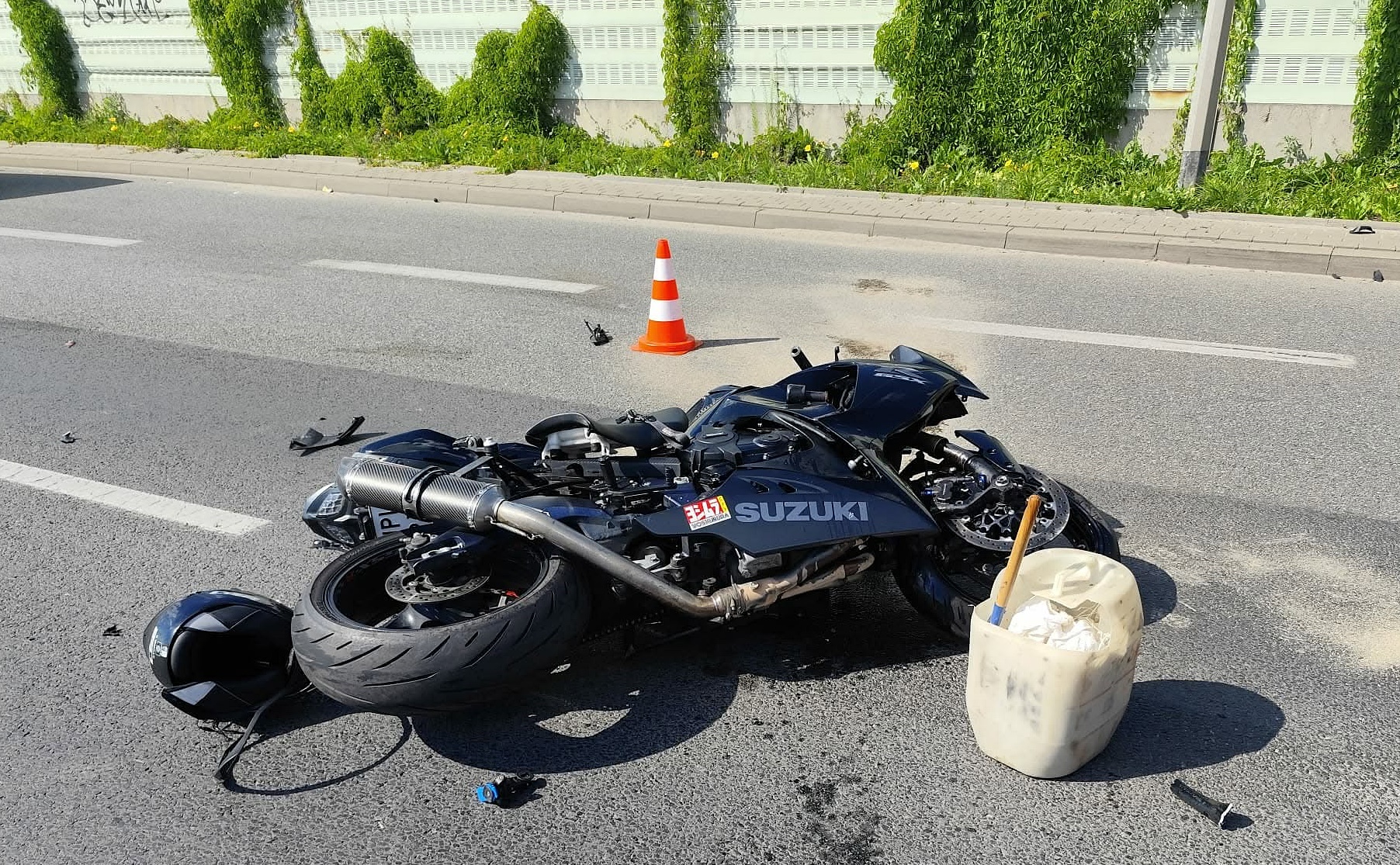 Groźny wypadek z udziałem motocyklisty w Płocku. 21-latek trafił do szpitala