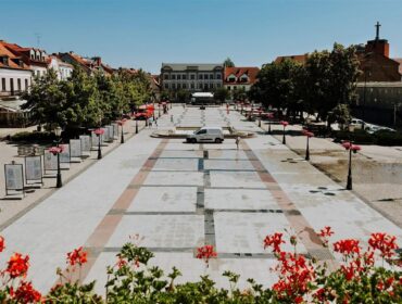 Plac przed płockim ratuszem przejdzie metamorfozę. Przybędzie drzew, rabat kwiatowych, ławeczek… [FOTO]