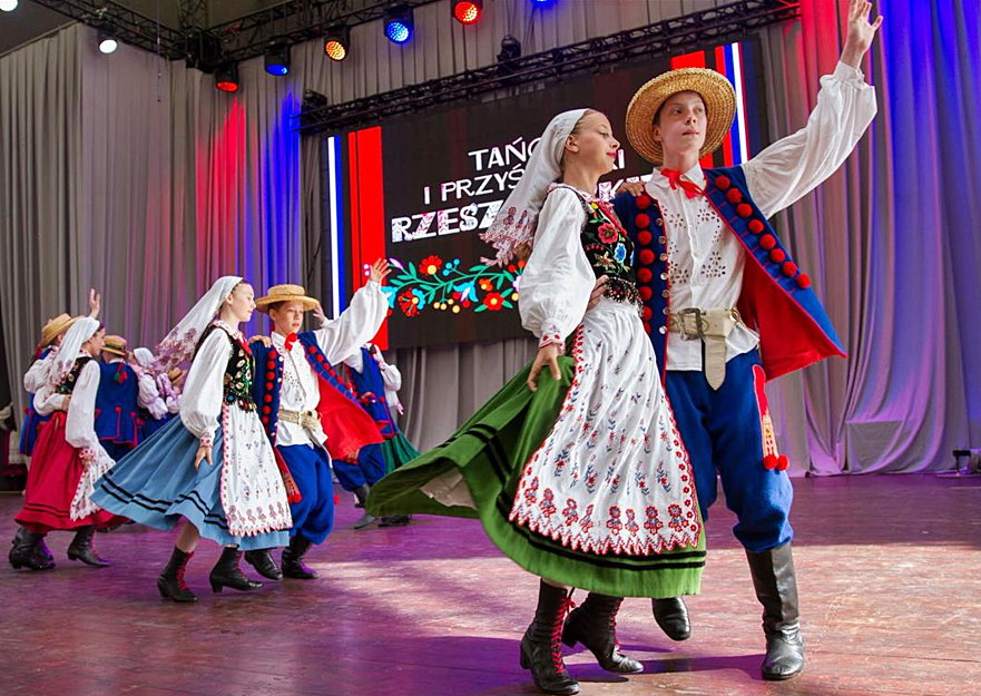 Jubileusz z przytupem – dosłownie. „Dzieci Płocka” istnieją 80 lat. Wystawa, film i… wisienka na torcie [FOTO]