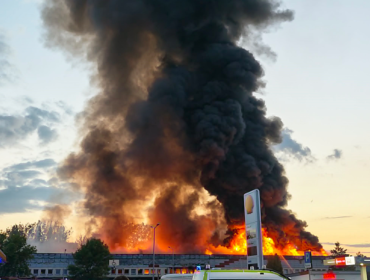 Ogromny pożar w centrum Płocka. Ewakuowano mieszkańców pobliskich bloków. Apel policji! [FOTO]