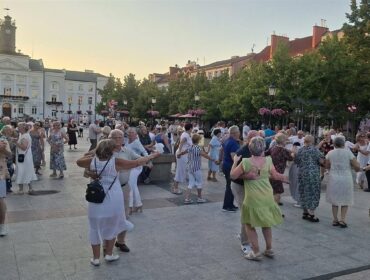 Potańcówki na płockiej starówce wystartowały. W wakacyjne piątki od godz. 20. Wpadajcie…