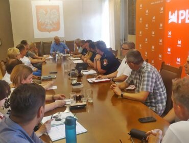 Służby mundurowe, i nie tylko, u prezydenta Płocka. Omawiano sytuację w mieście w związku z upałami