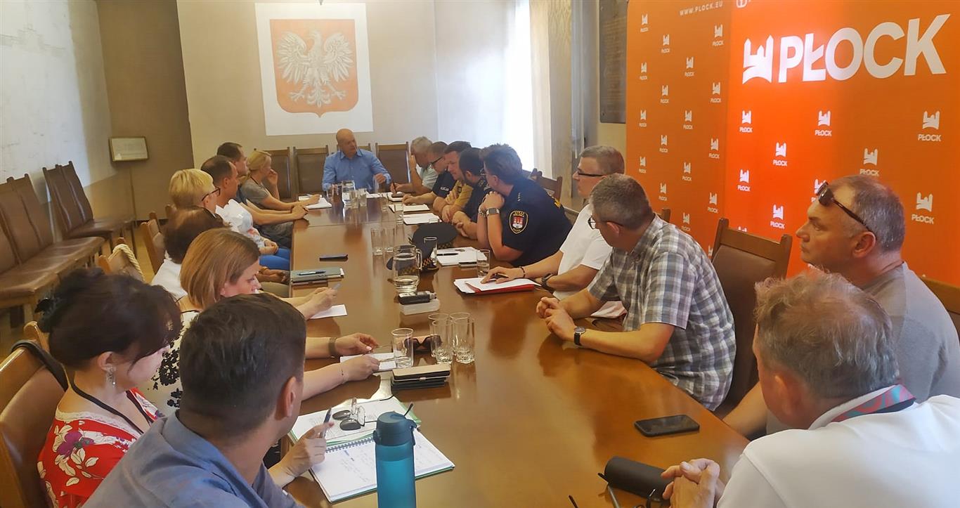 Służby mundurowe, i nie tylko, u prezydenta Płocka. Omawiano sytuację w mieście w związku z upałami