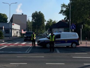 Trwa dogaszanie pożaru hali w Płocku. Straż Miejska do mieszkańców: dyskutowanie nie ma sensu!
