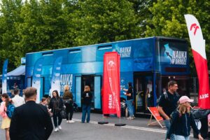 Na Starym Rynku w Płocku zaparkuje Naukobus. Powstanie też strefa Stop Cafe. Orlen na Dniach Historii Płocka