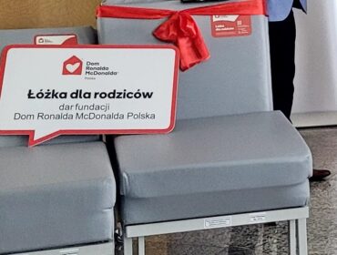 Nowe łóżka dla rodziców najmłodszych pacjentów. Prezent od dwóch fundacji dla szpitala na płockich Winiarach