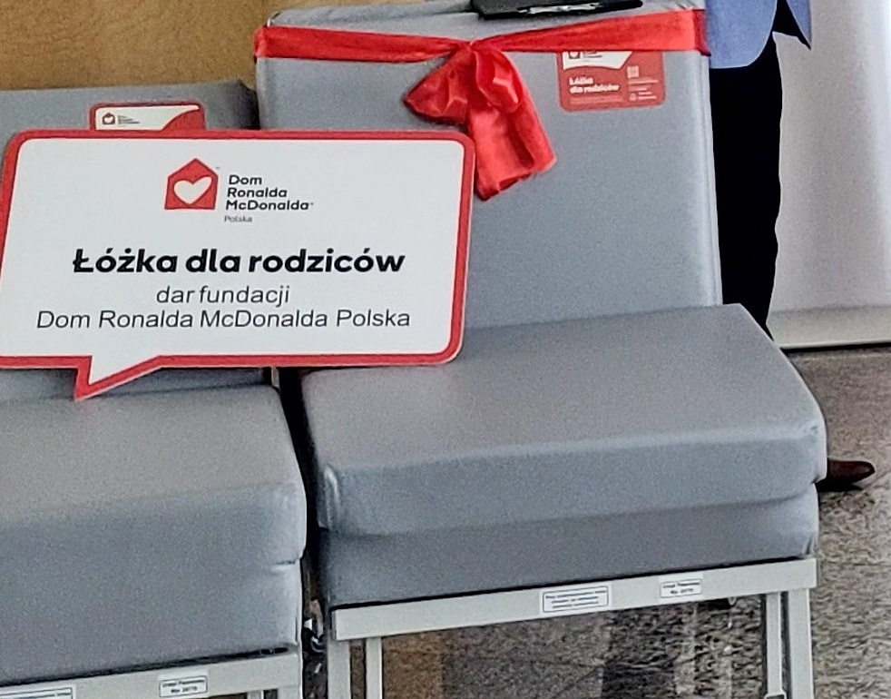 Nowe łóżka dla rodziców najmłodszych pacjentów. Prezent od dwóch fundacji dla szpitala na płockich Winiarach